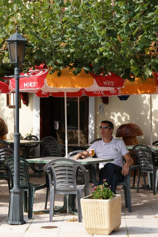 Auberge du Hérisson La Chaux-du-Dombief Esterno foto